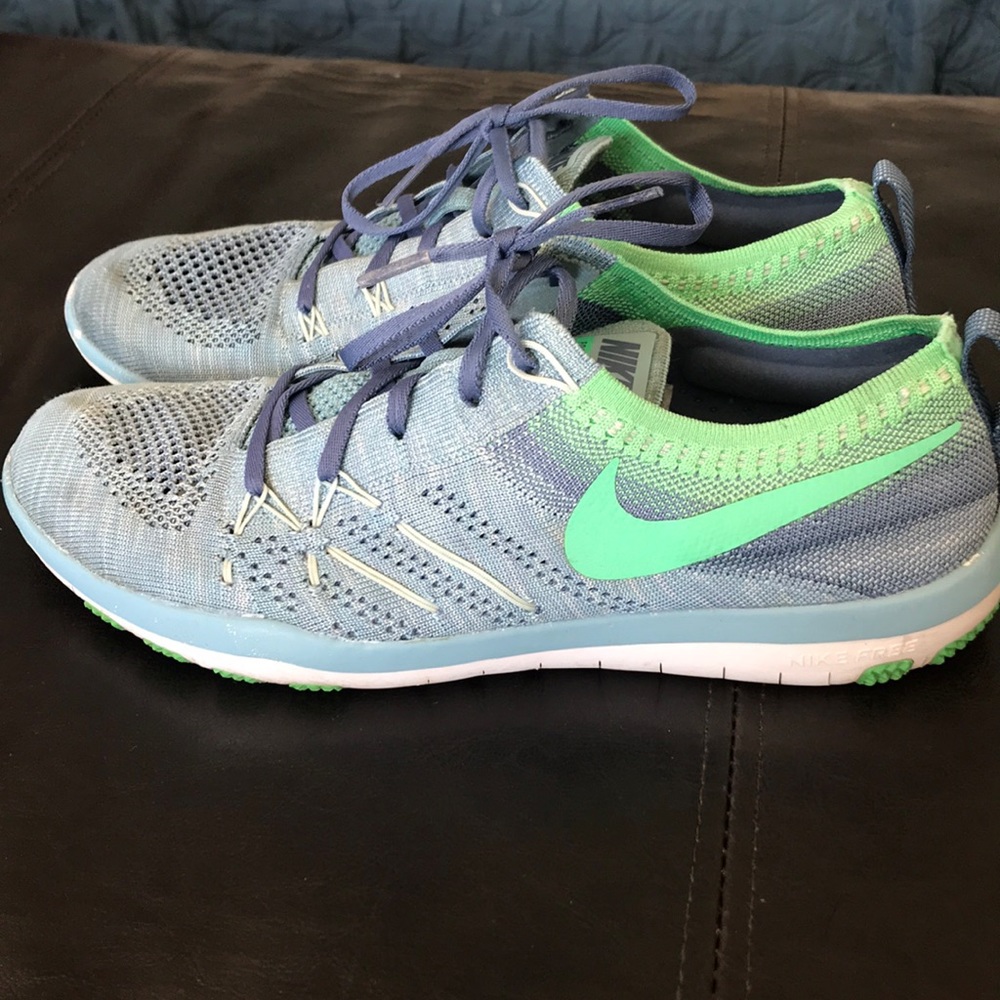 Womens Nike Focus Flyknit sneakers. Size 9.5